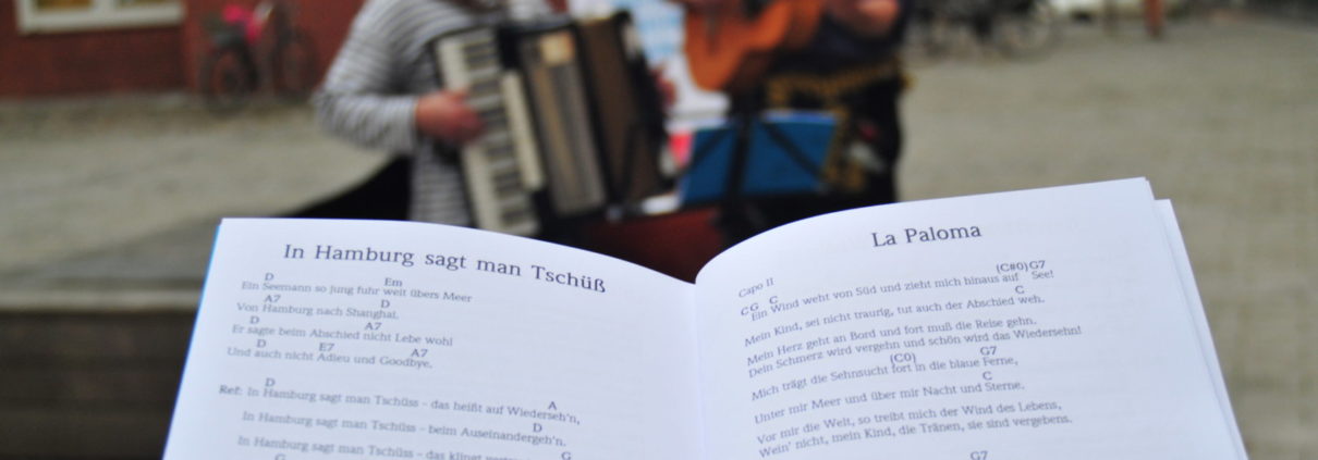 Das Duo "Kabel Jo" mit Akkordeon und Gitarre. Davor ein Liederbuch mit "La Paloma"