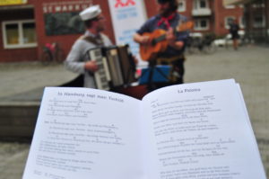 Das Duo "Kabel Jo" mit Akkordeon und Gitarre. Davor ein Liederbuch mit "La Paloma"