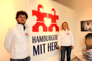 Valentin Asensio und Elke Steinweg vom Verein Hamburger mit Herz, in der neuen "Herzkammer"