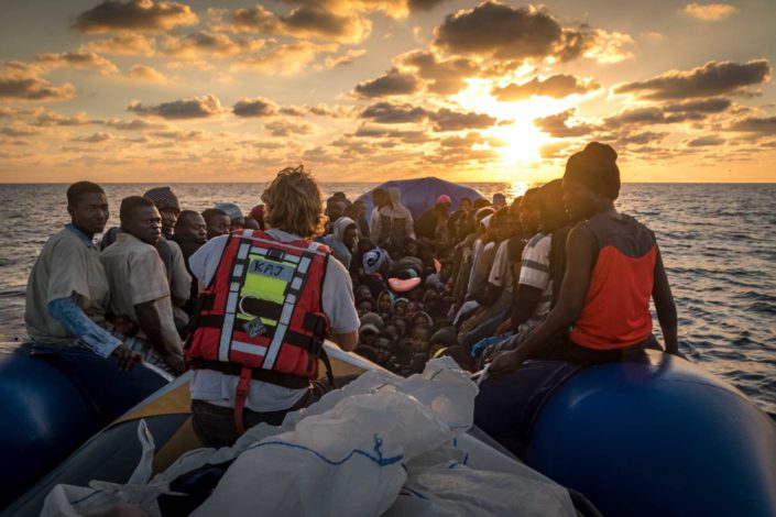 Minden Replying Flüchtlinge auf dem Mittelmeer